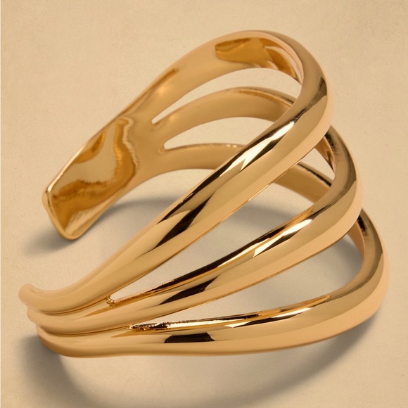 NWT BANANA REPUBLIC GOLD WAVY CUFF BRACELET - Picture 1 of 2